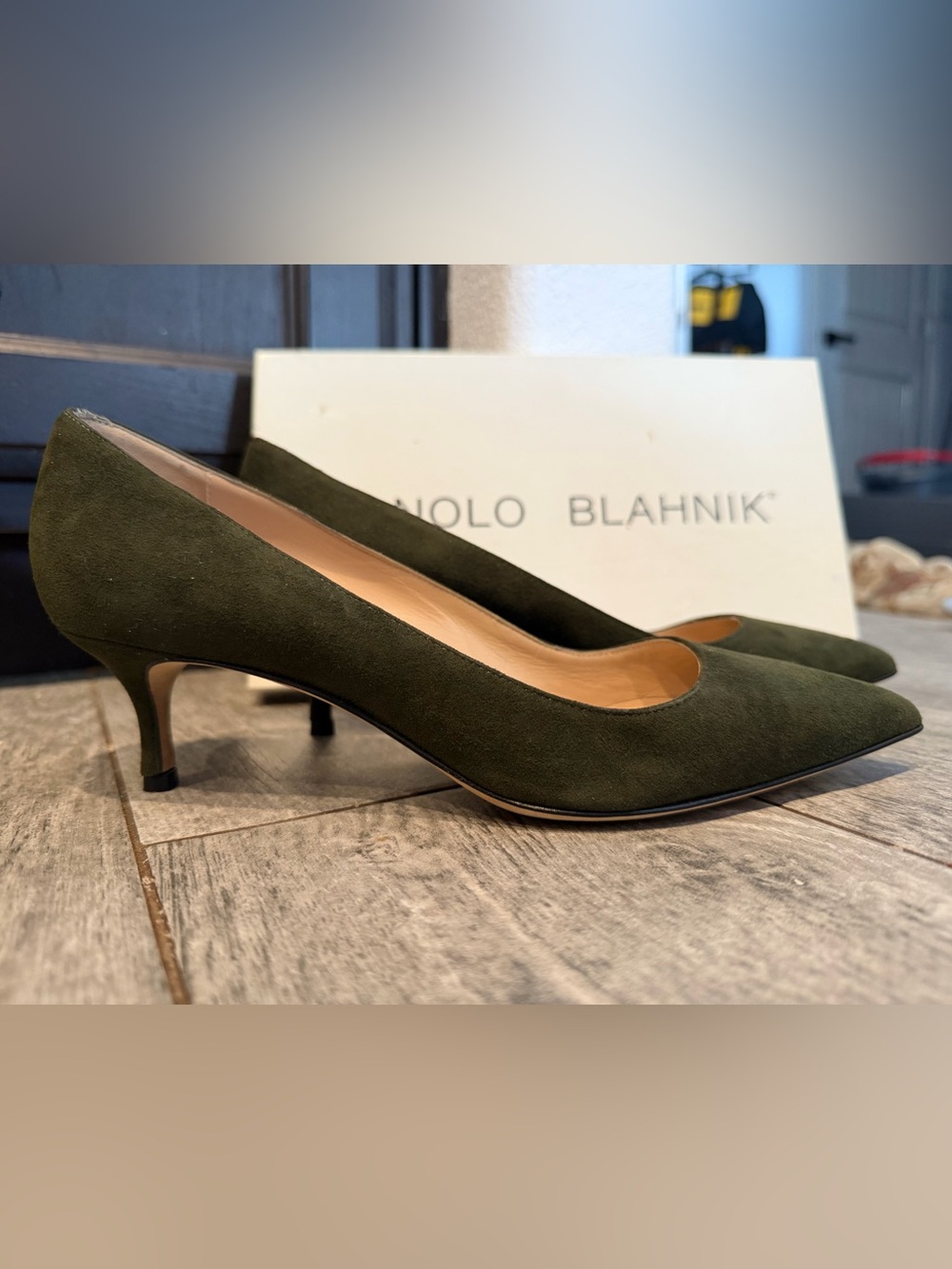 Manolo Blahnik Olive Green Suede Pointed toe shoes kitten heel velukid 7.5 US